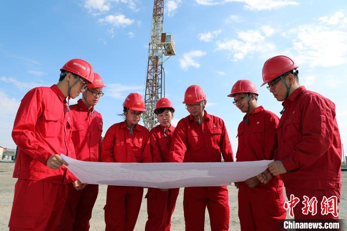 新疆油田采油二厂用科研力量助力原油产量超亿吨。　王涛 摄