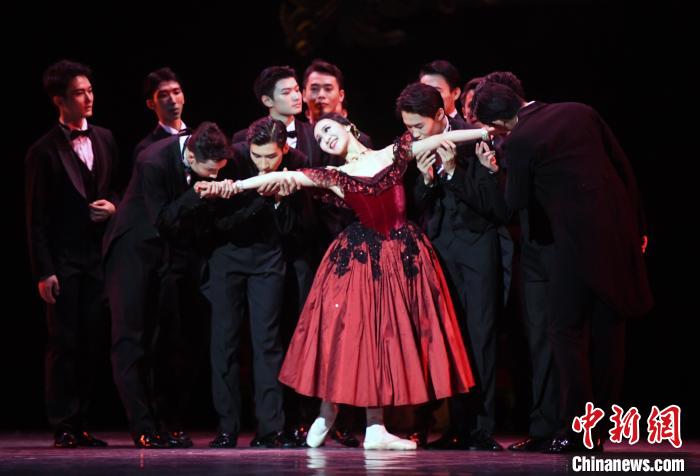 上海芭蕾舞团福州上演芭蕾舞剧《茶花女》。　刘可耕 摄