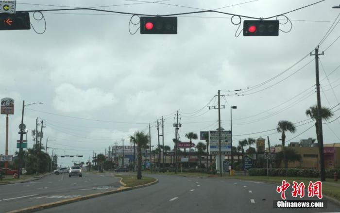 当地时间8月26日，美国国家飓风中心报告称，“劳拉”已于当日增强至“极其危险的四级飓风”，预计将于当晚袭击路易斯安那州和得克萨斯州的沿海地区。图为得州加尔维斯顿岛上鲜有车辆来往。日前岛上居民被要求强制撤离。
/p中新社记者 曾静宁 摄