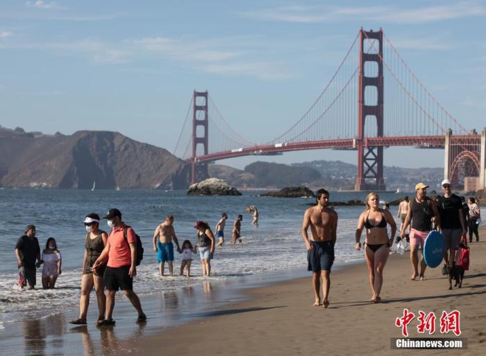 当地时间8月15日，美国旧金山市民在金门大桥附近的贝克海滩纳凉。