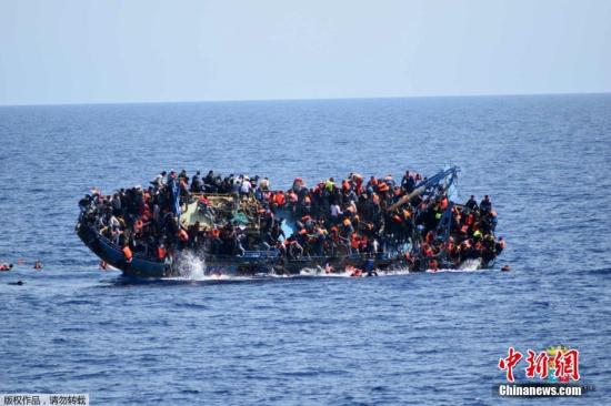 资料图：地中海上的难民船。